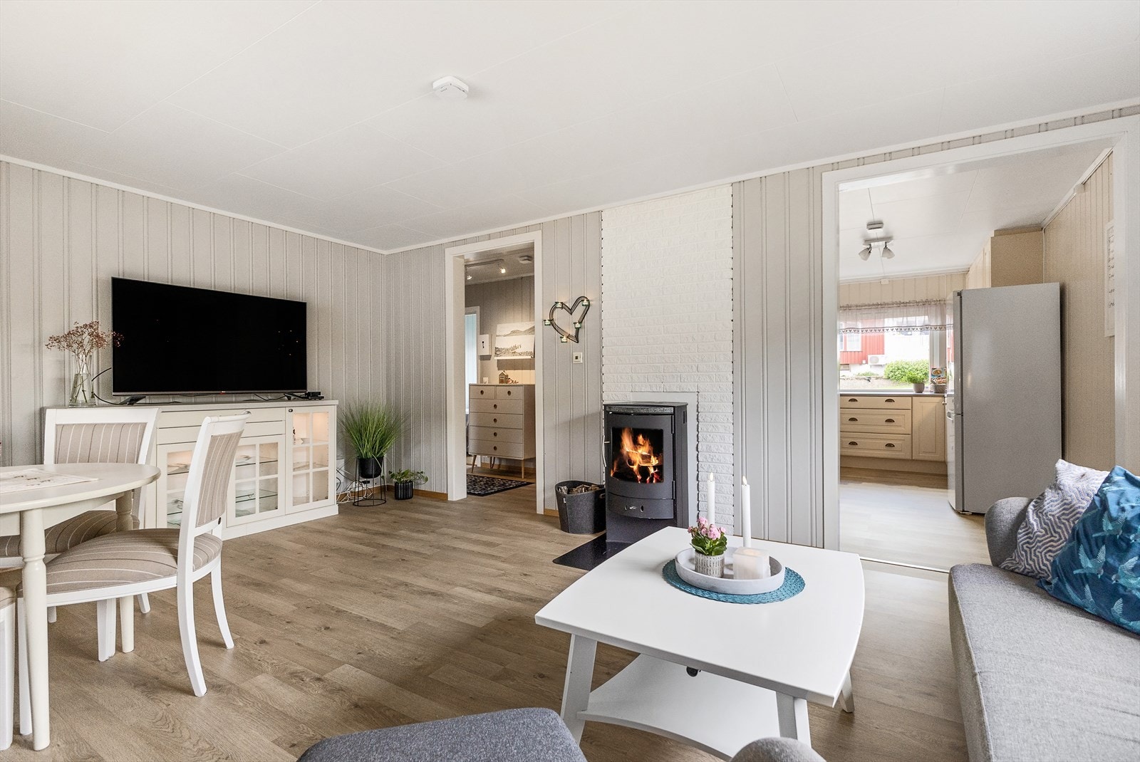 En effektiv vedovn ved mursteinspipen gir ekstra varme og hygge på kalde dager. Galleribilde
