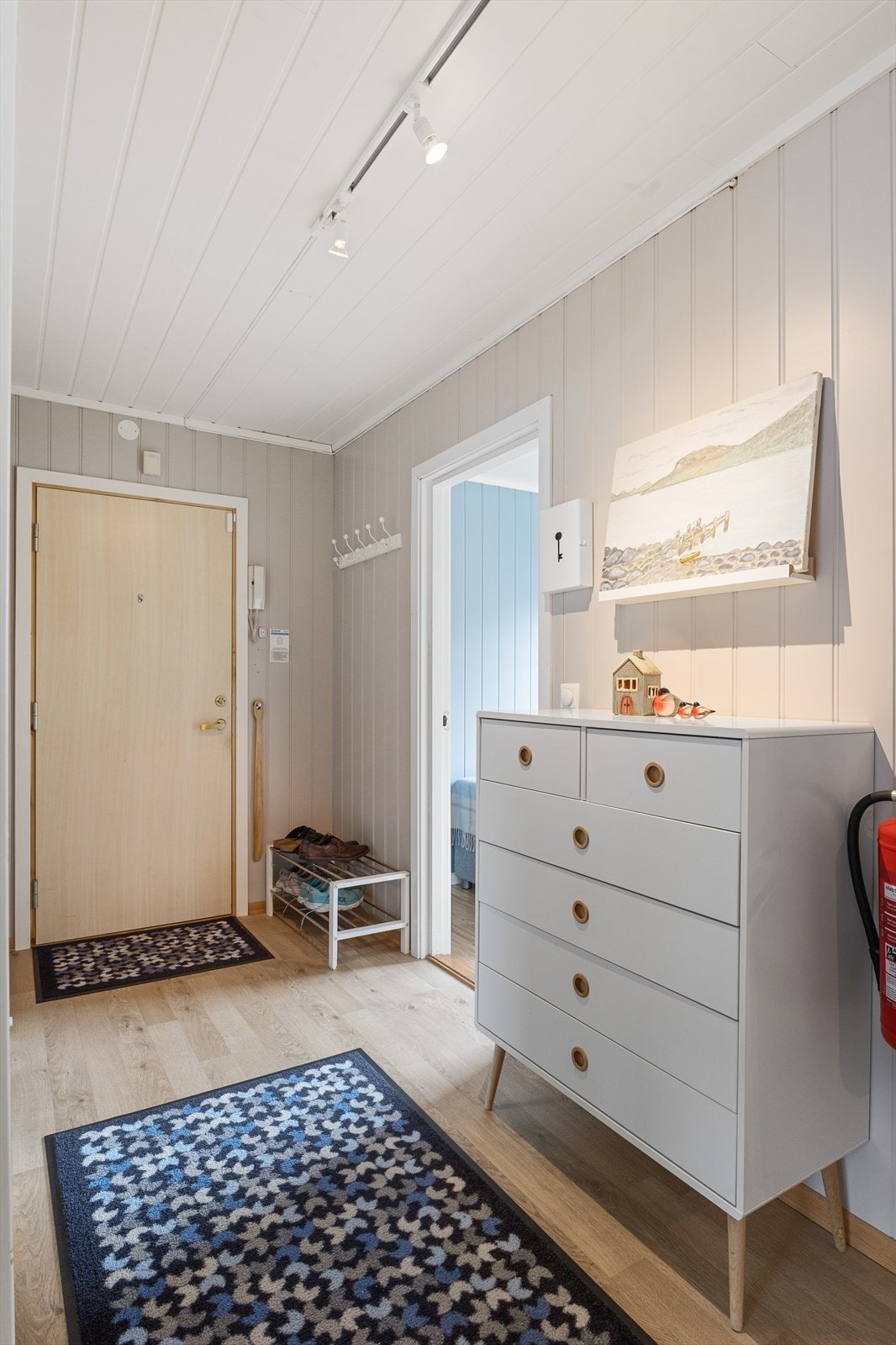 Velkommen inn! Lys og hyggelig entré med plass for garderobe- og opphengsløsninger. Galleribilde
