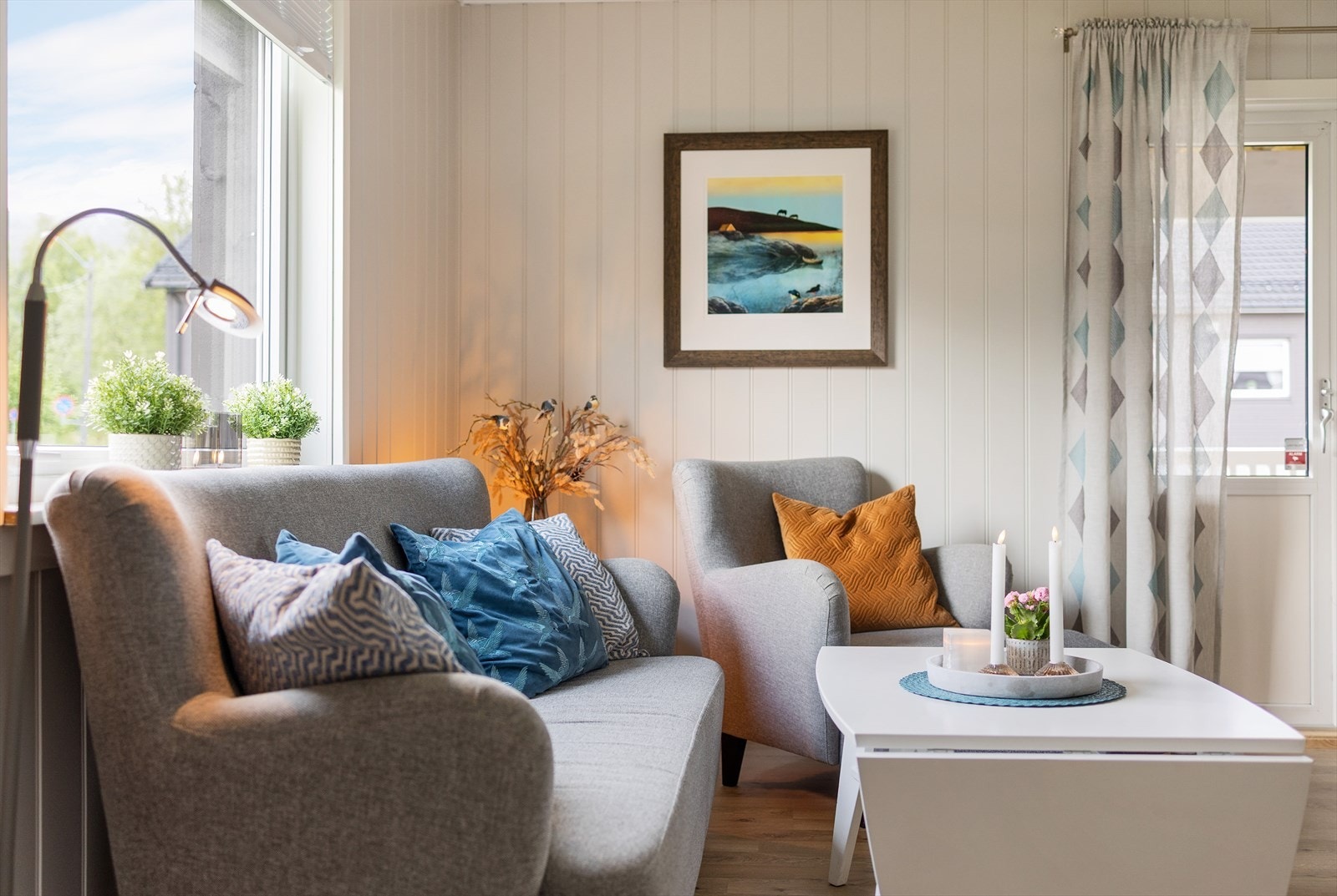Fra stuen er det direkte utgang til en overbygd, sørvendt terrasse. Galleribilde
