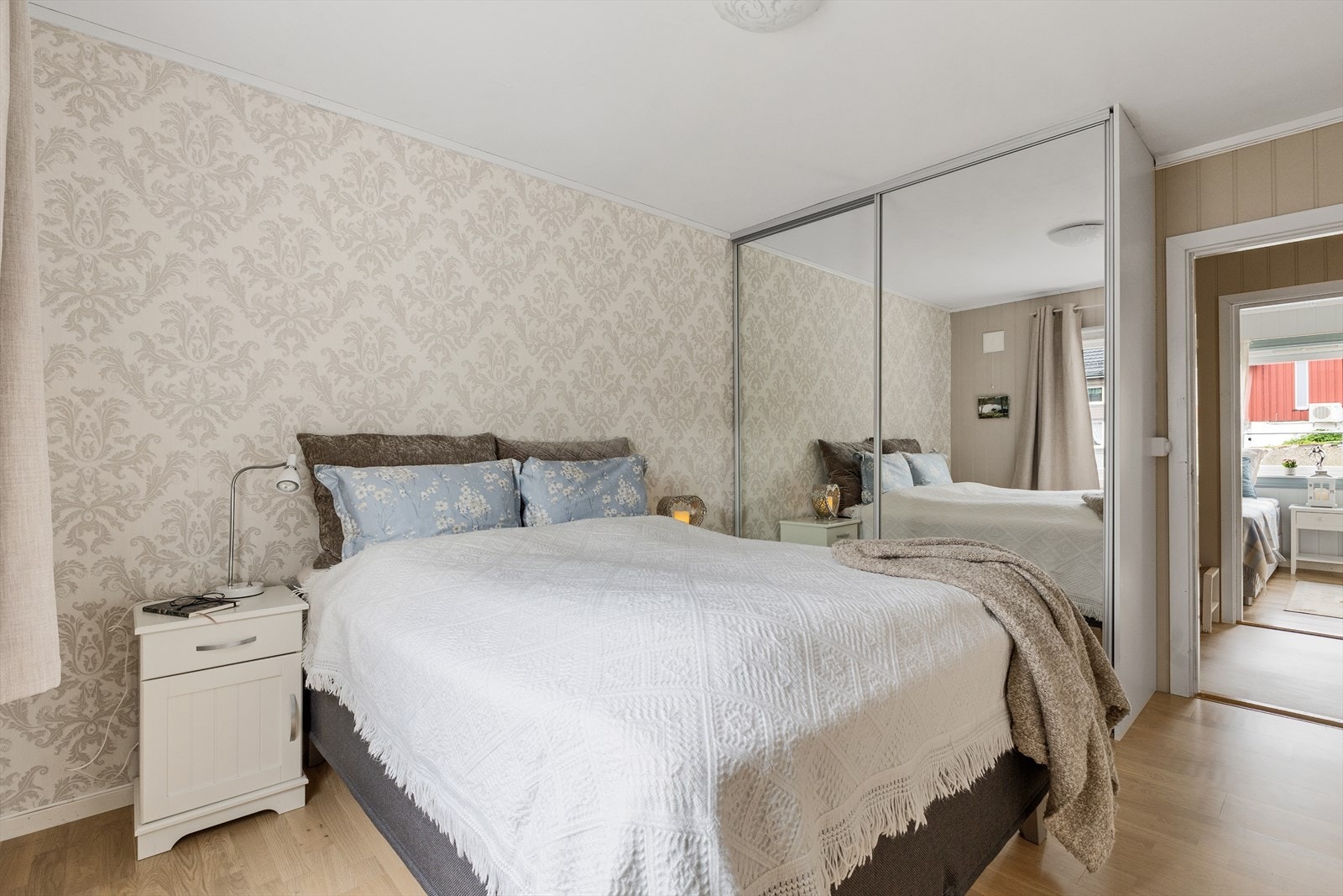 Rommet er utstyrt med en stor skyvedørsgarderobe med speilfronter. Galleribilde