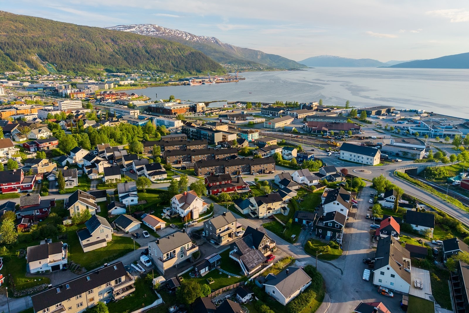 Kort vei til kjøpesenter, butikker, kafeer og restauranter. Jernbanestasjonen er innenfor ti minutters gange. Galleribilde