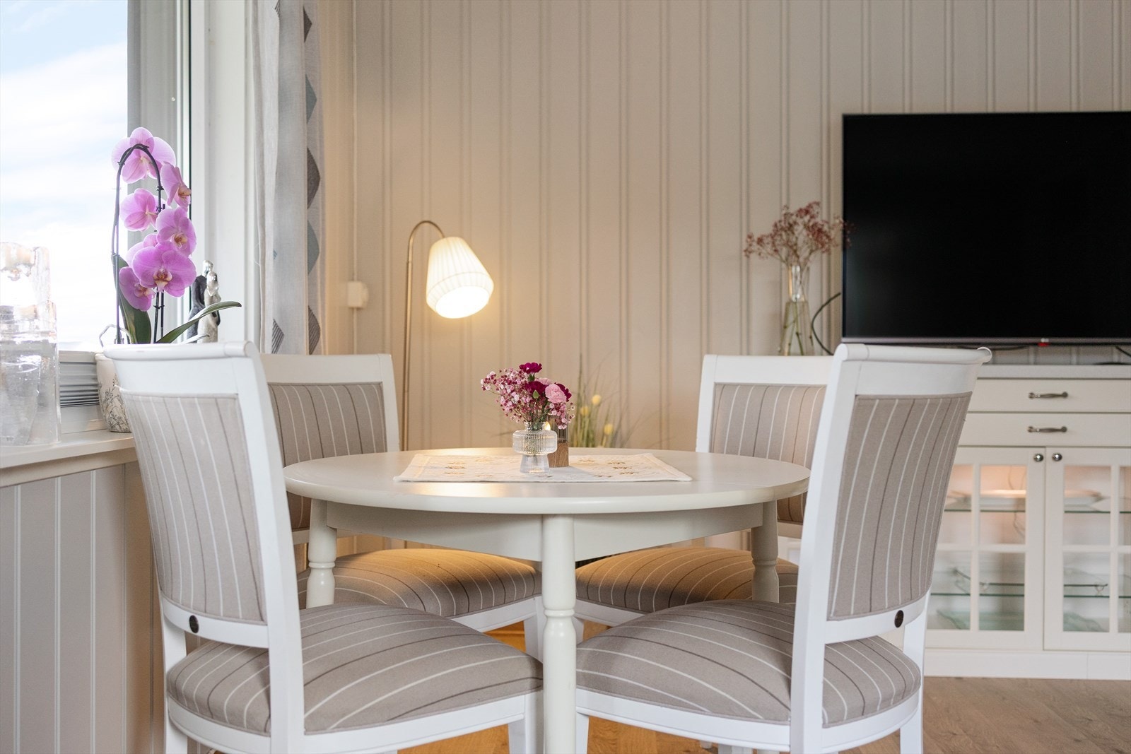 En lys og sosial sone med åpen løsning mot resten av stuen. Galleribilde