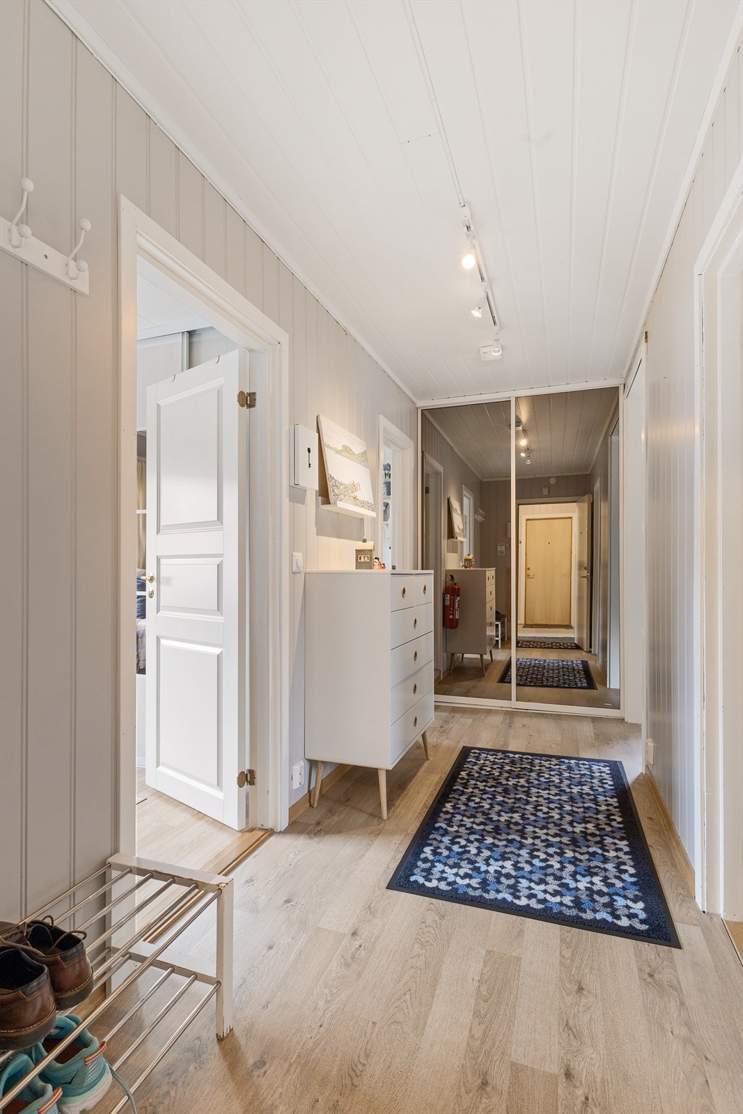 Gangen har en romslig skyvedørsgarderobe. Leiligheten disponerer i tillegg tre boder for rikelig med lagringsplass. Galleribilde