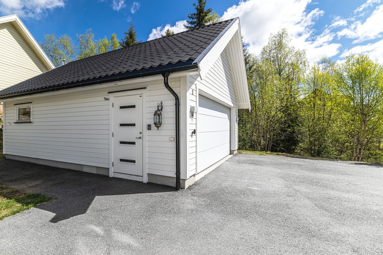 Dobbel garsje med inngang fra siden og automatisk leddport. Galleribilde