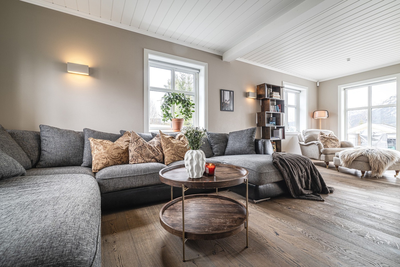 Innbydende stue med direkte adkomst til terrasse som forlenger oppholdsrommet i sommermånedene. Galleribilde