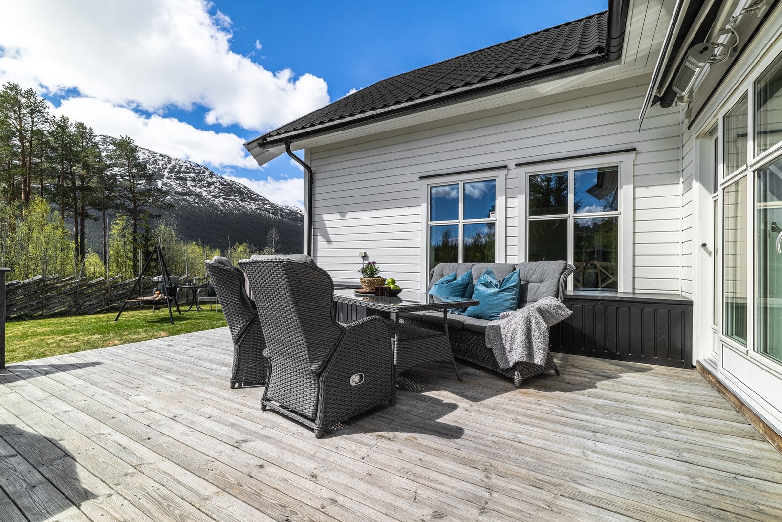 Den store terrassen har god plass til sittegruppe og har flott utsikt mot Hemsedals mektige fjellpanorama. Galleribilde