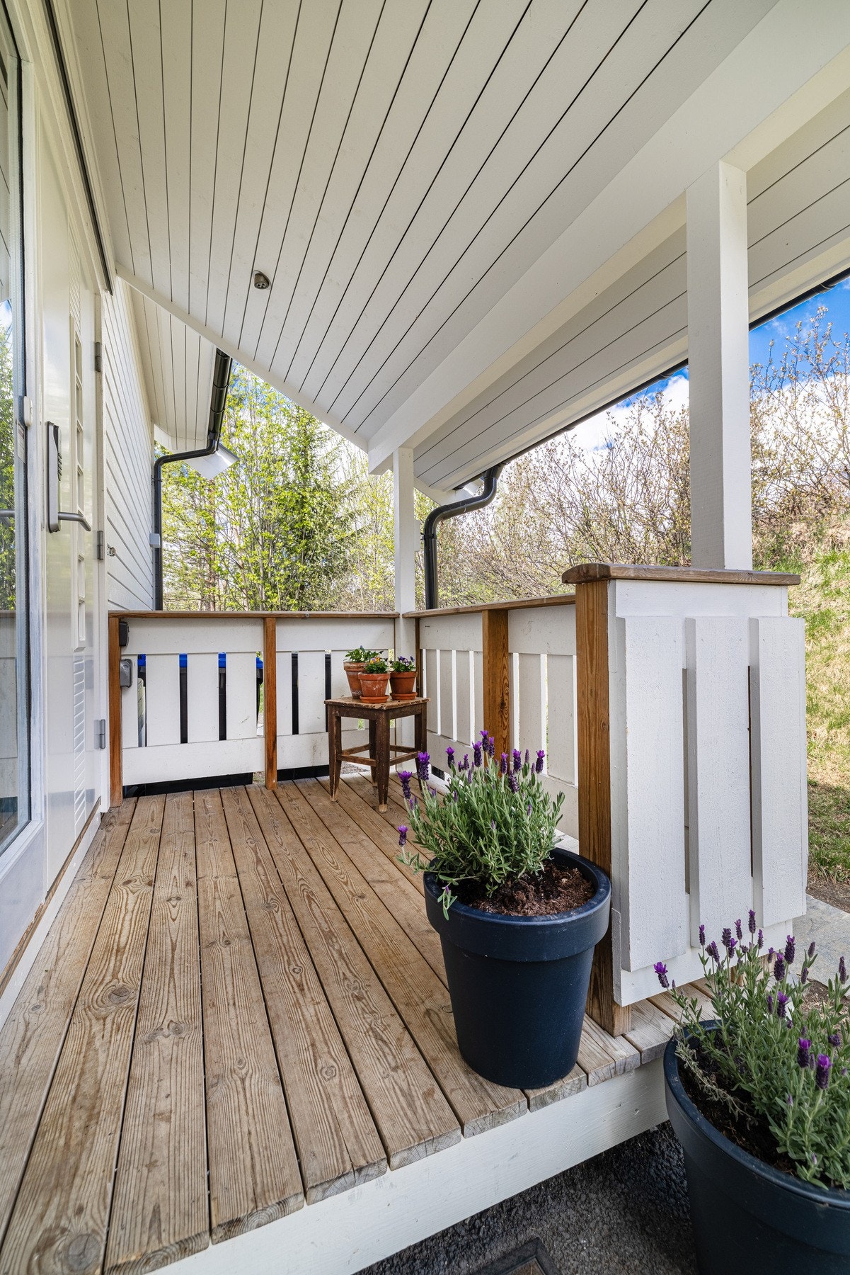 Takoverbygd inngangsparti - en lun og innbydende entré til boligen - Velkommen inn! Galleribilde