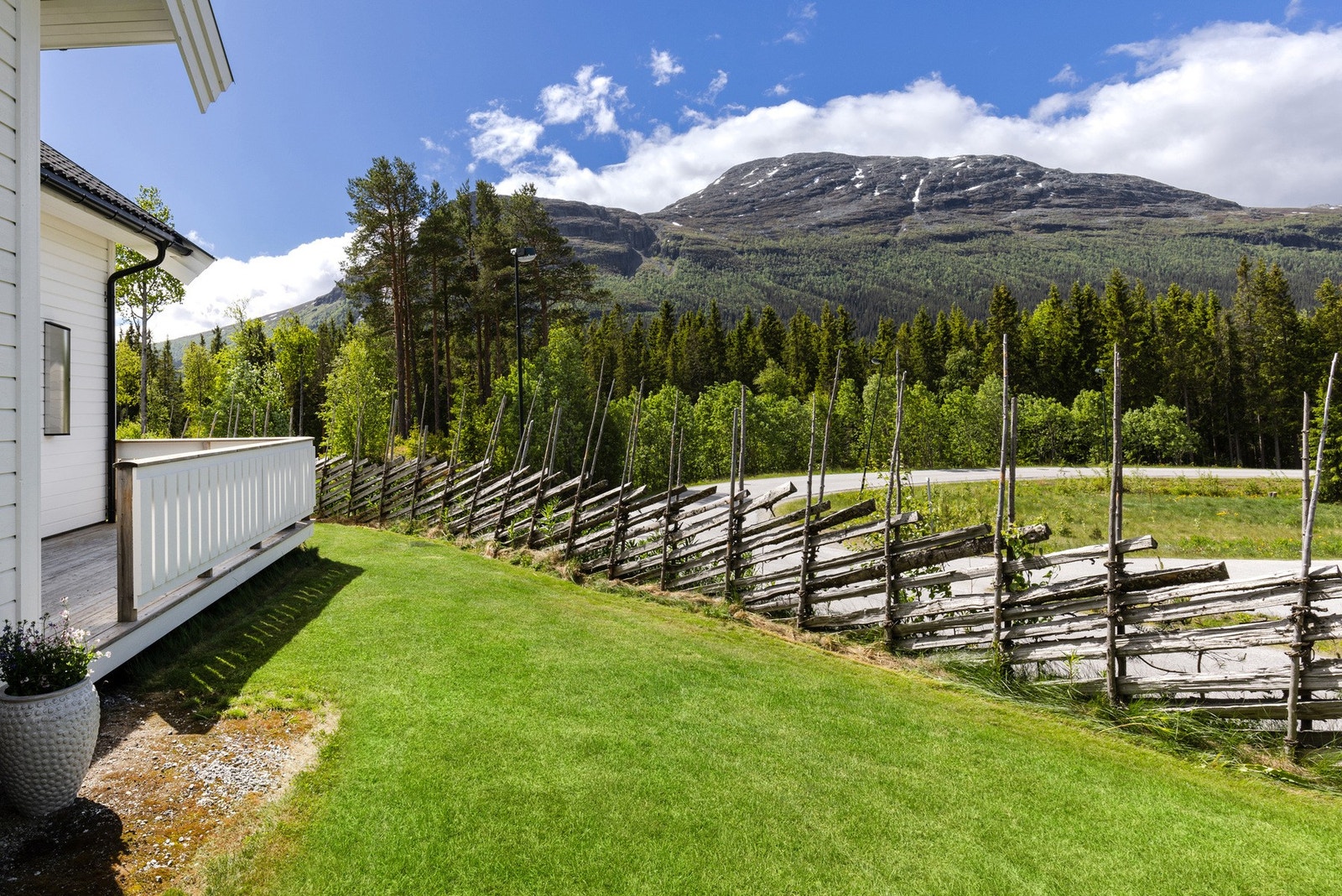 Eiendommen er delvis inngjerdet med skigard, som gir et sjarmerende uttrykk. Galleribilde