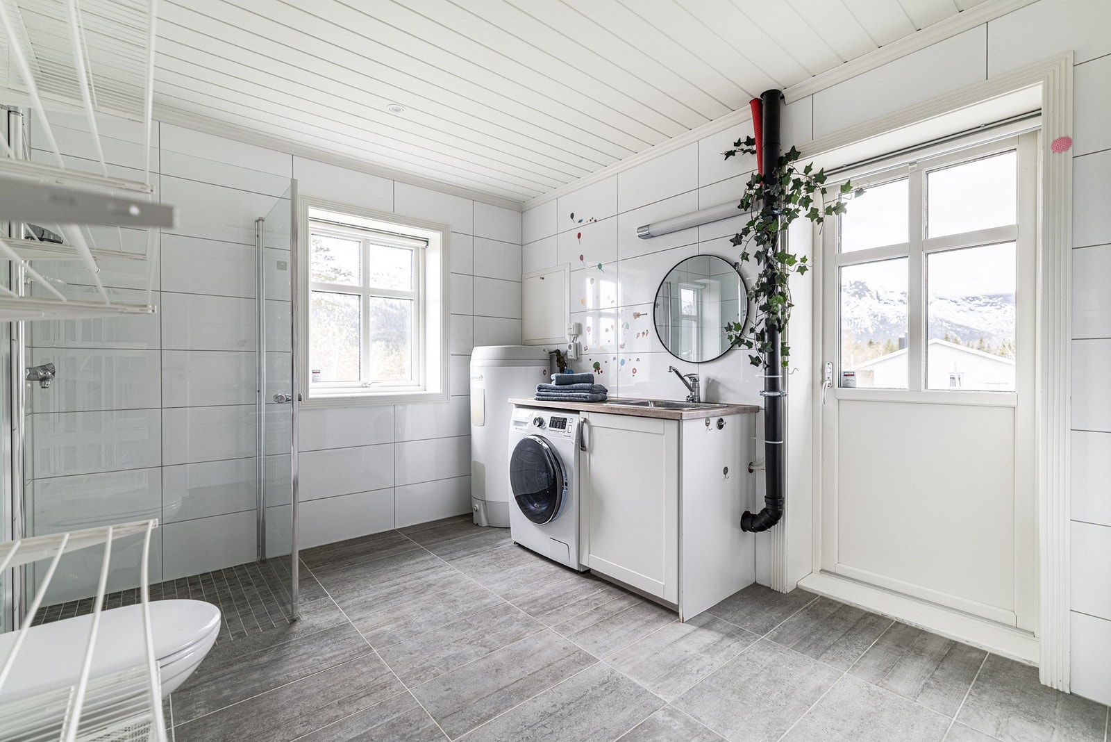 Bad/vaskerom har direkte utgang til terrasse på vestsiden. Galleribilde