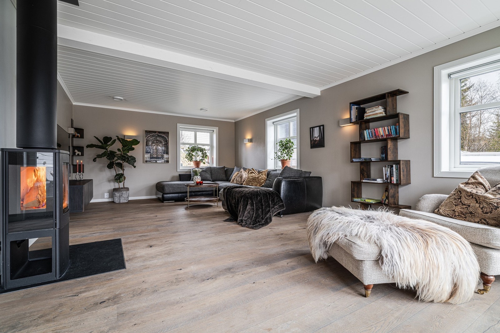 Stor og åpen stue med vedovn, tv-plass og god plass til hele familien. Galleribilde