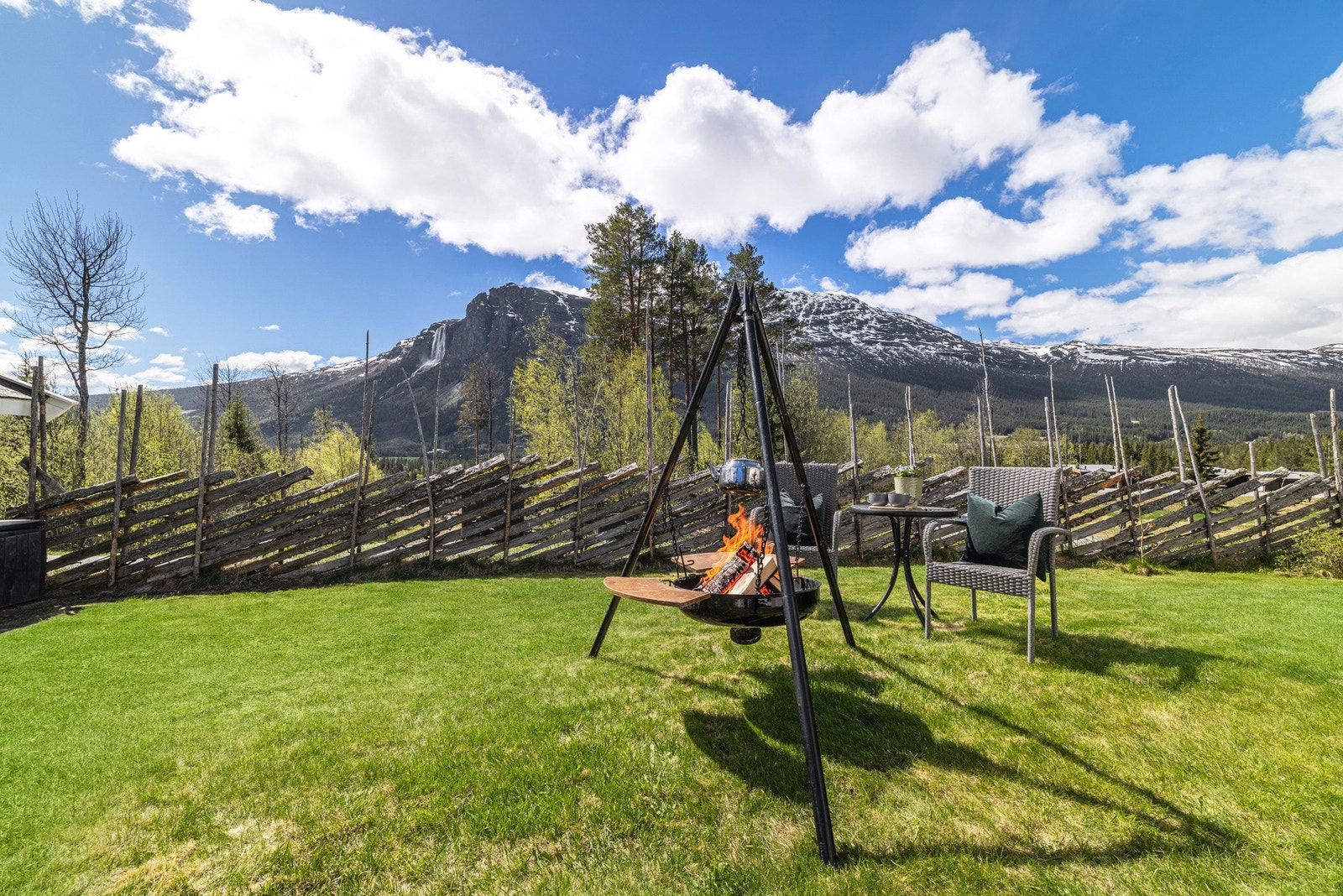 Flott tomt delvis inngjerdet med skigard med panoramautsikt mot fjellene. Galleribilde