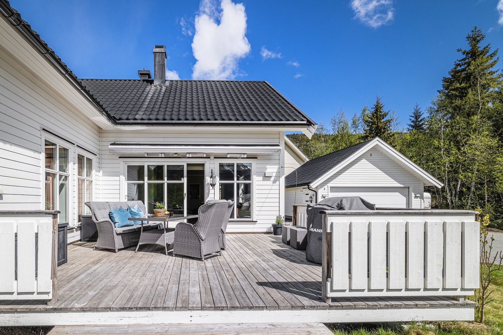 Solrik terrasse med inngang til huset, og trapp ned til hage. Galleribilde