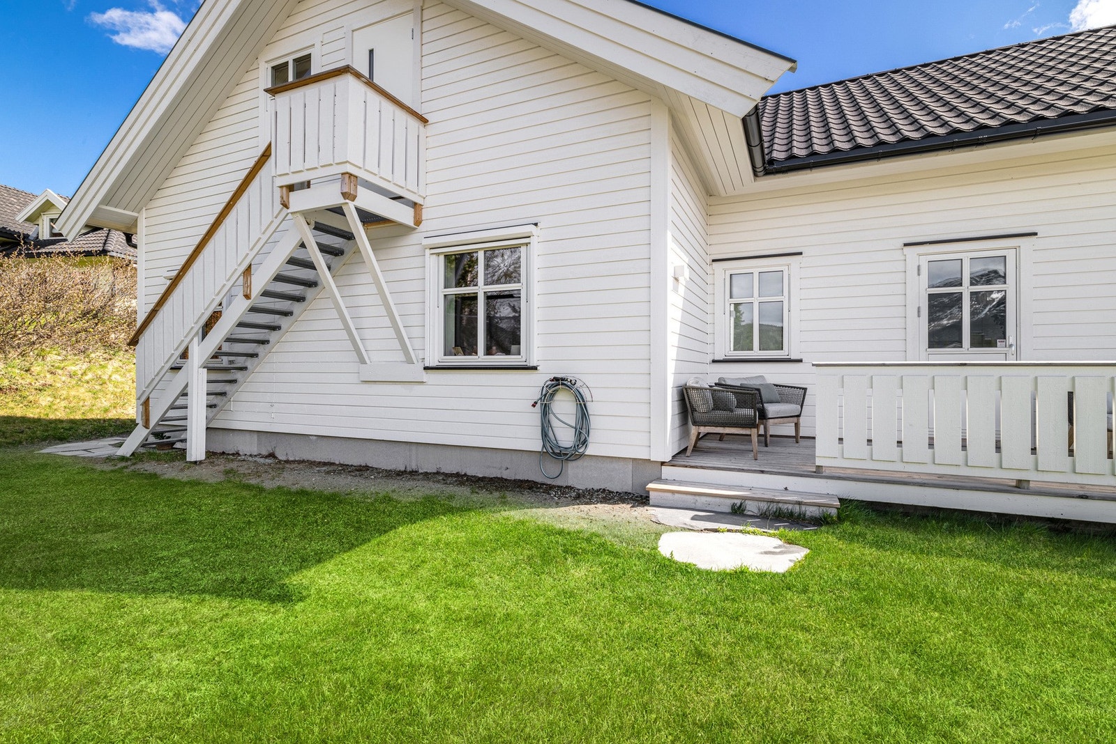 Fra utsiden av huset har du trapp opp til 2. etasje. Boligen kan også brukes som en generasjonsbolig/utleie. Galleribilde