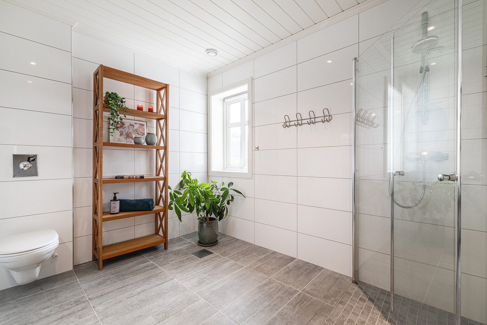 Delikat og romslig baderom i 1.etasje. Galleribilde