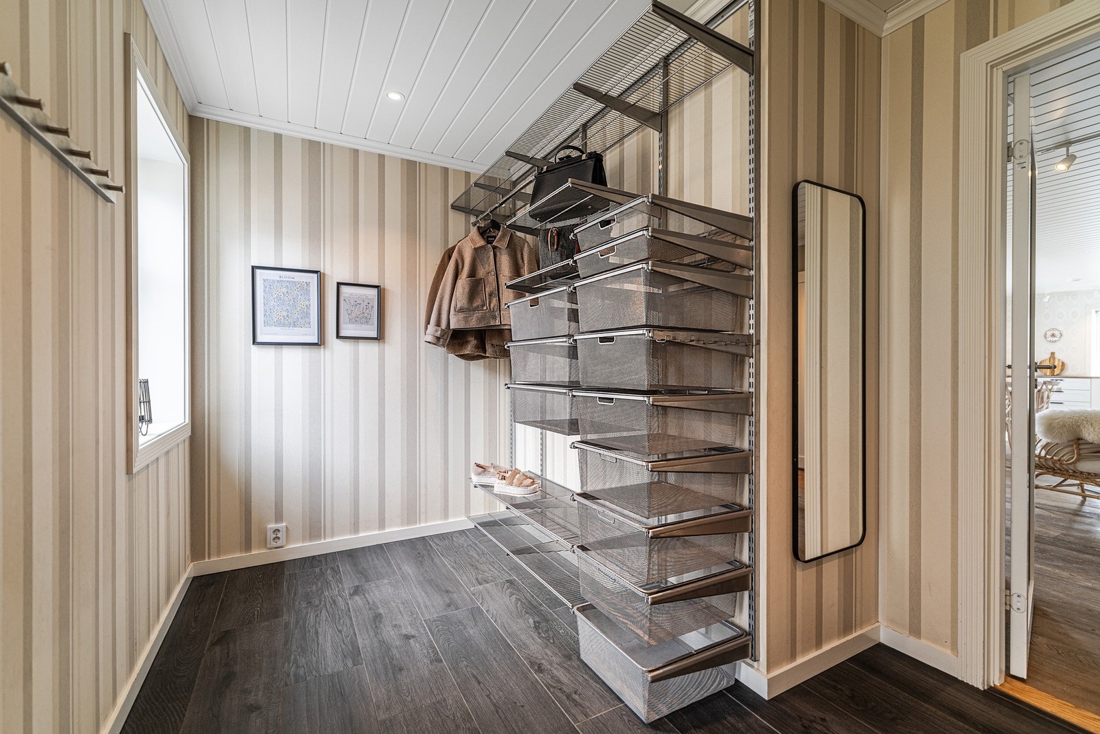 Her har du god plass til yttertøy for hele familien. Galleribilde