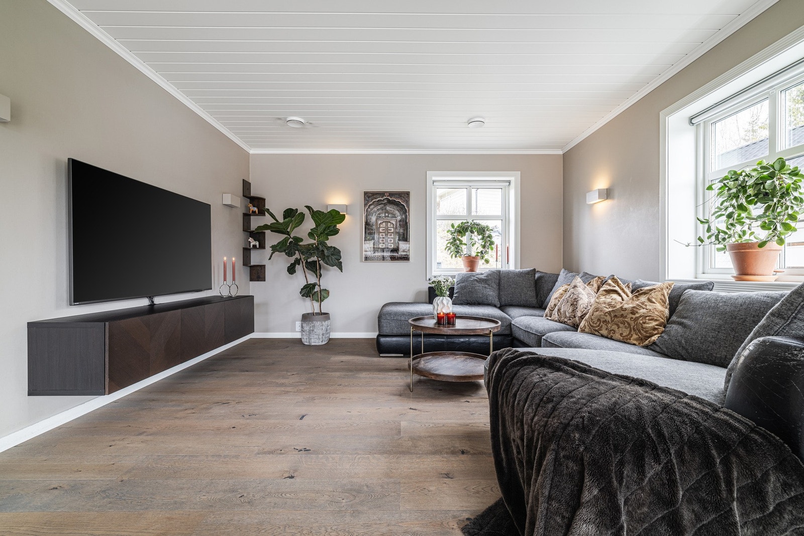 Lys og luftig stue med åpen atmosfære - Et naturlig samlingspunkt for familie og venner. Galleribilde
