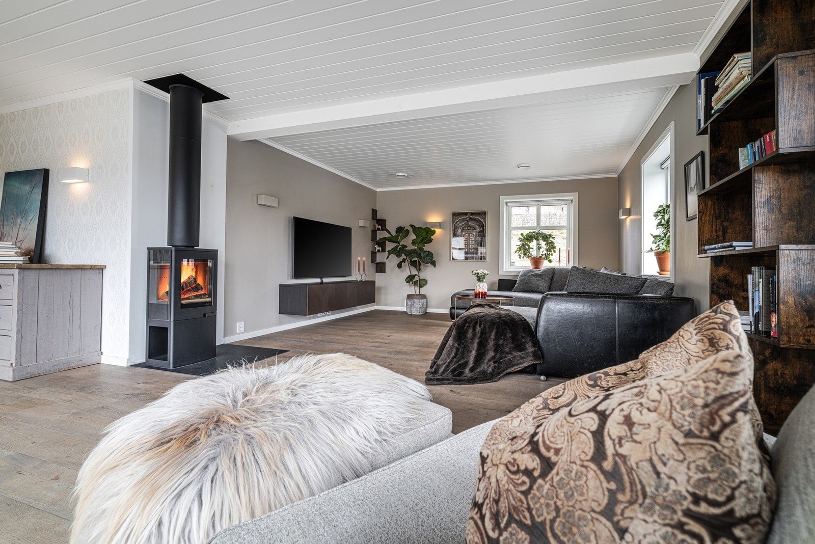 Stun er i lyse og delikate farger og har en flott peisovn for kalde dager. Galleribilde