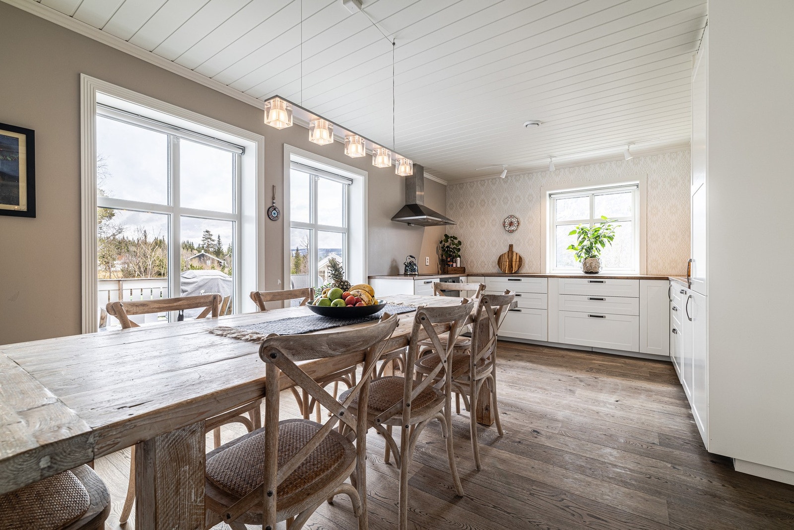 Den nære tilknytningen i fra spisestue til kjøkken, gjør at det blir sosialt å lage mat på kjøkkenet. Galleribilde
