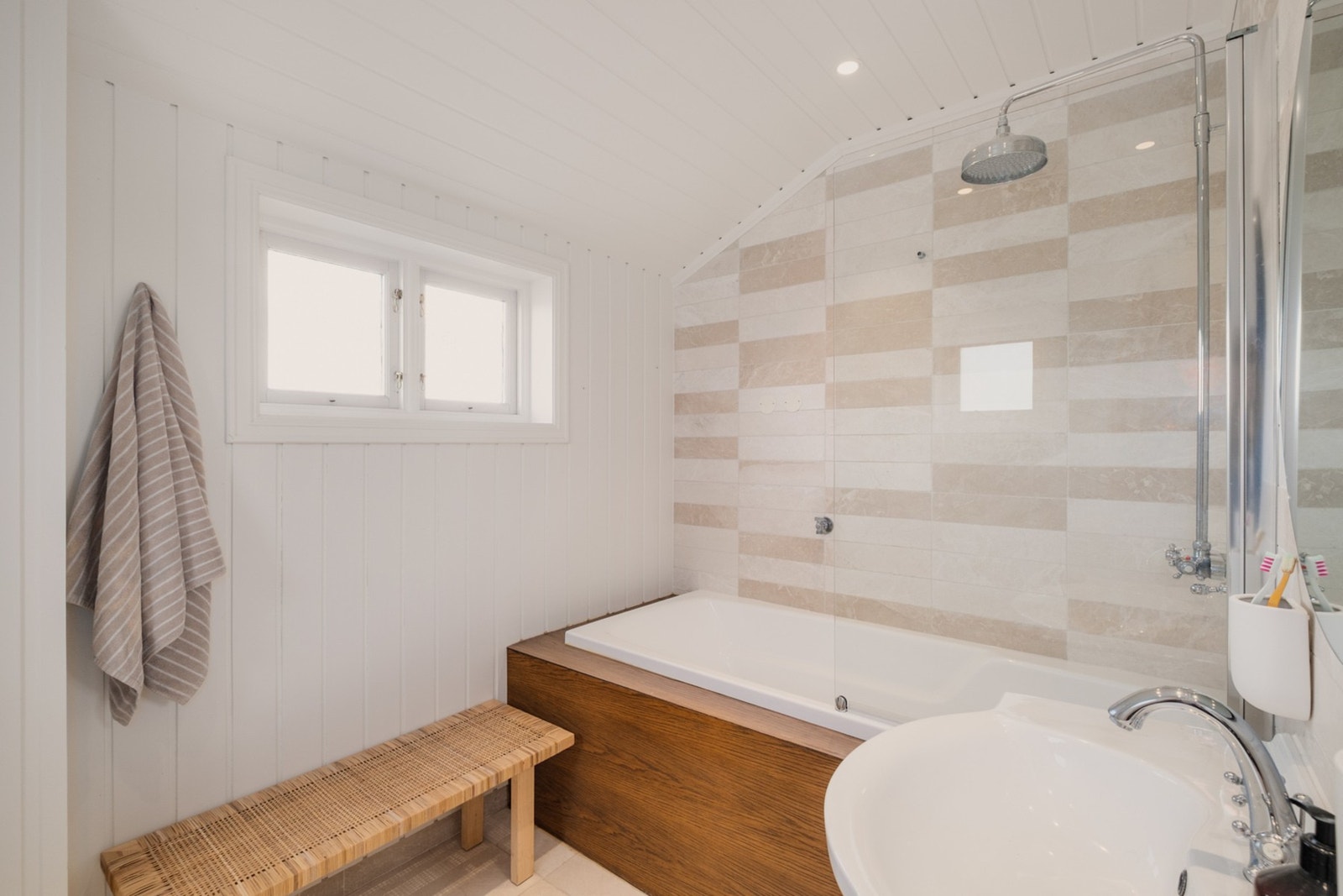 Badet har marmorfliser på gulv, marmorfliser/malt panel på vegger og malt panel
m/spotlights i himling Galleribilde