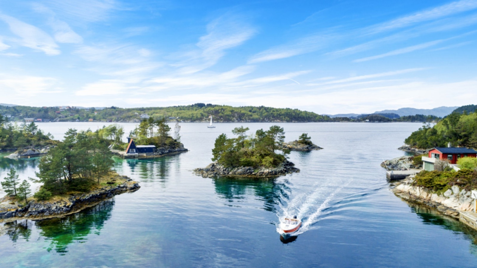 Skjærgården på Hjellestad er fantastisk. Det skal være mulig å leie båtplass i marinaen på Hjellestad kai, ca. 2-3 minutter fra huset. Konferer Nautic Norway, Hjellestad. Galleribilde