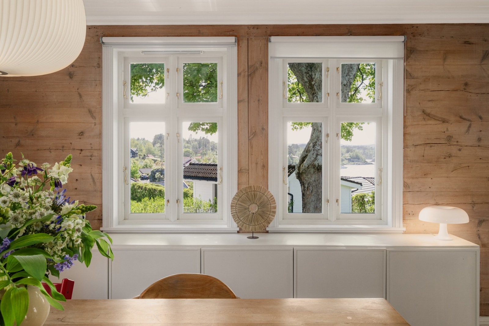 De varme treveggene, de lyse tregulvene og lyset fra sprossevinduene skaper en sjelden kombinasjon av landlig sjarm, kystidyll og moderne komfort. Galleribilde