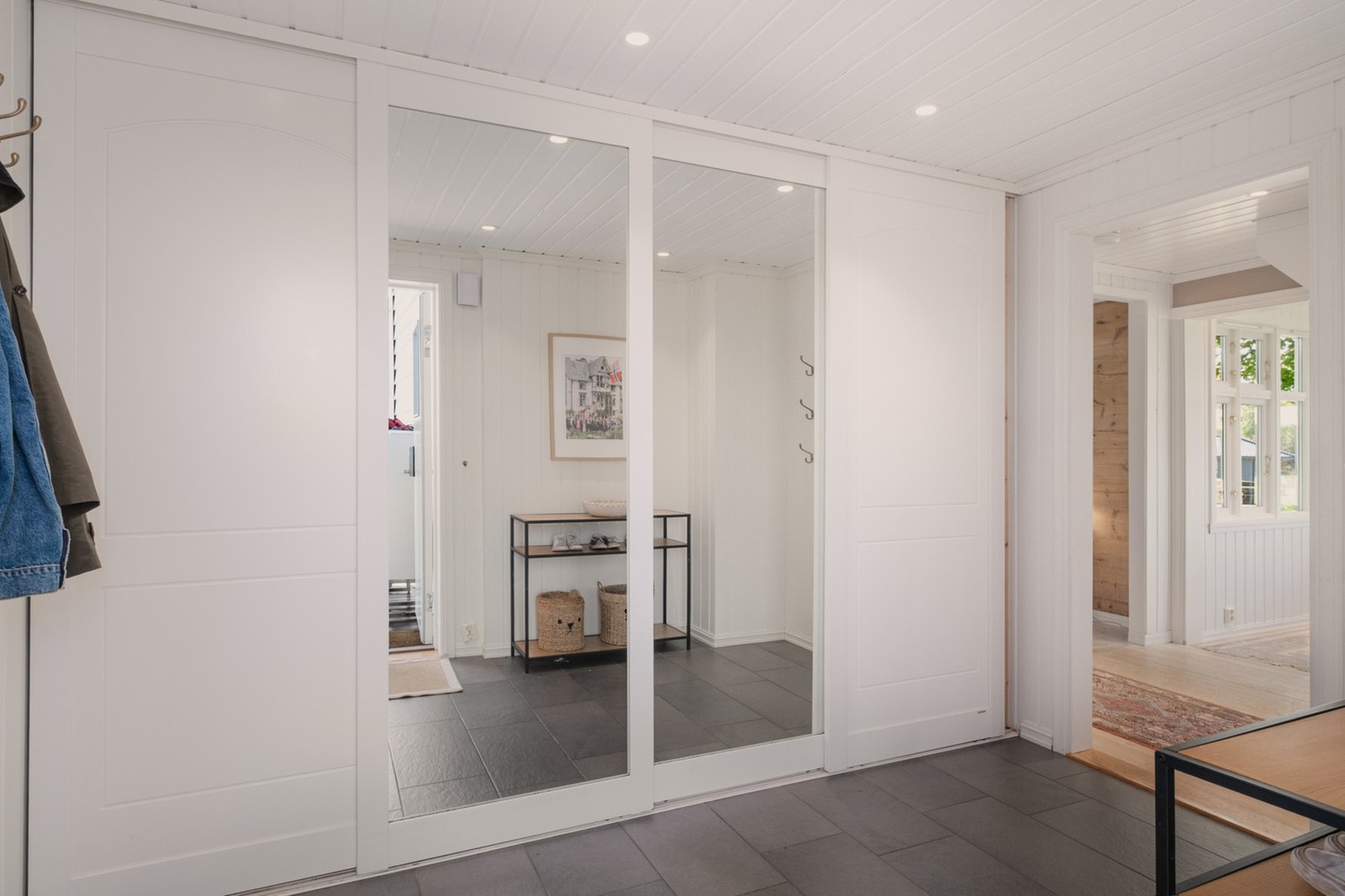 God oppbevaring i skyvedørsgarderobe i entré. Galleribilde