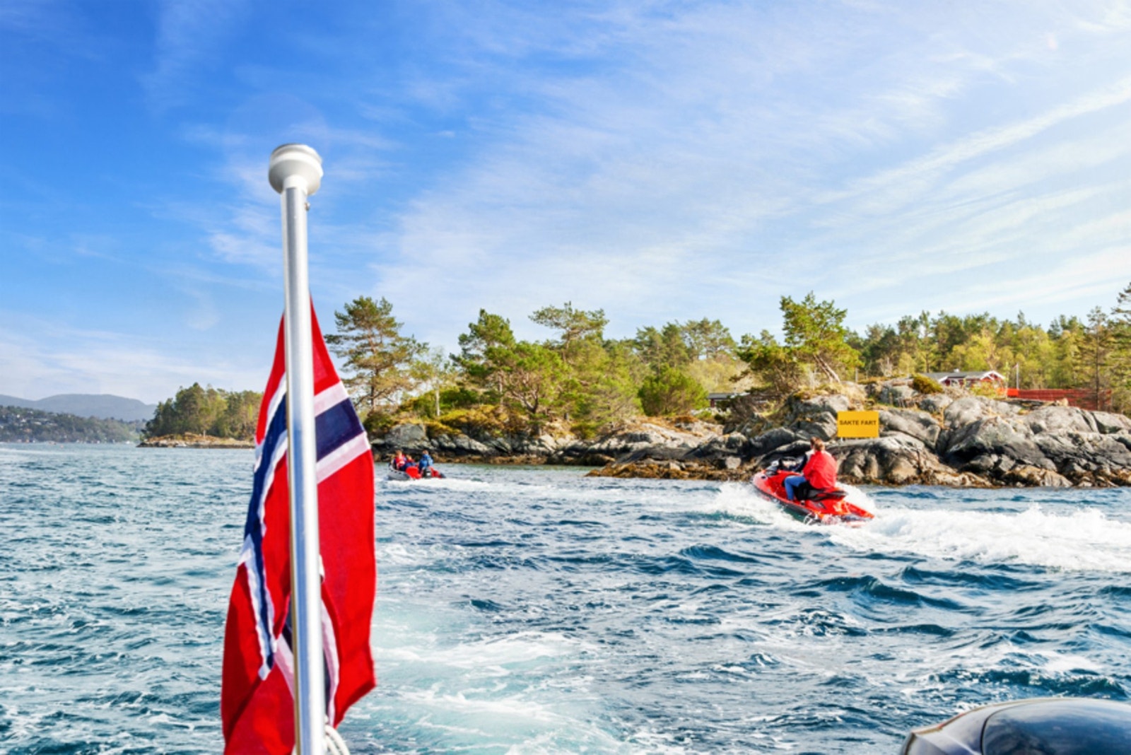 Hjellestad er kjent for båtliv, seilermiljø og egen jet-ski klubb. Galleribilde