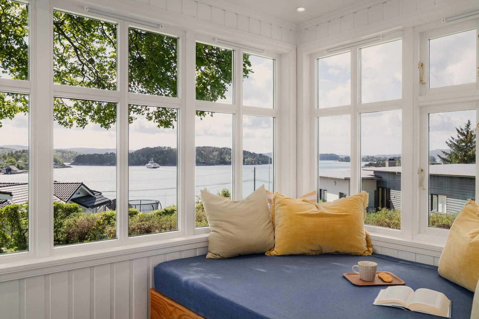 Nydelig karnapp med sprossevinduer. Her møtes historisk karakter, frodig hage og med sjøen som bakteppe. En av selgers favorittplasser i huset. Galleribilde