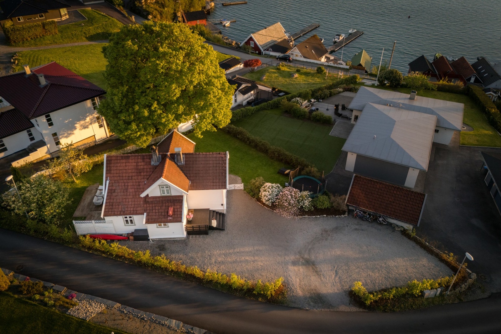 Oppgradert med ny innkjørsel, ny drenering og ny bøkhekk som bidrar til et ryddig, innbydende og velstelt uttrykk. Arbeidene er utført av Skage Transport. Meget god parkeringsdekning på tomten. Galleribilde