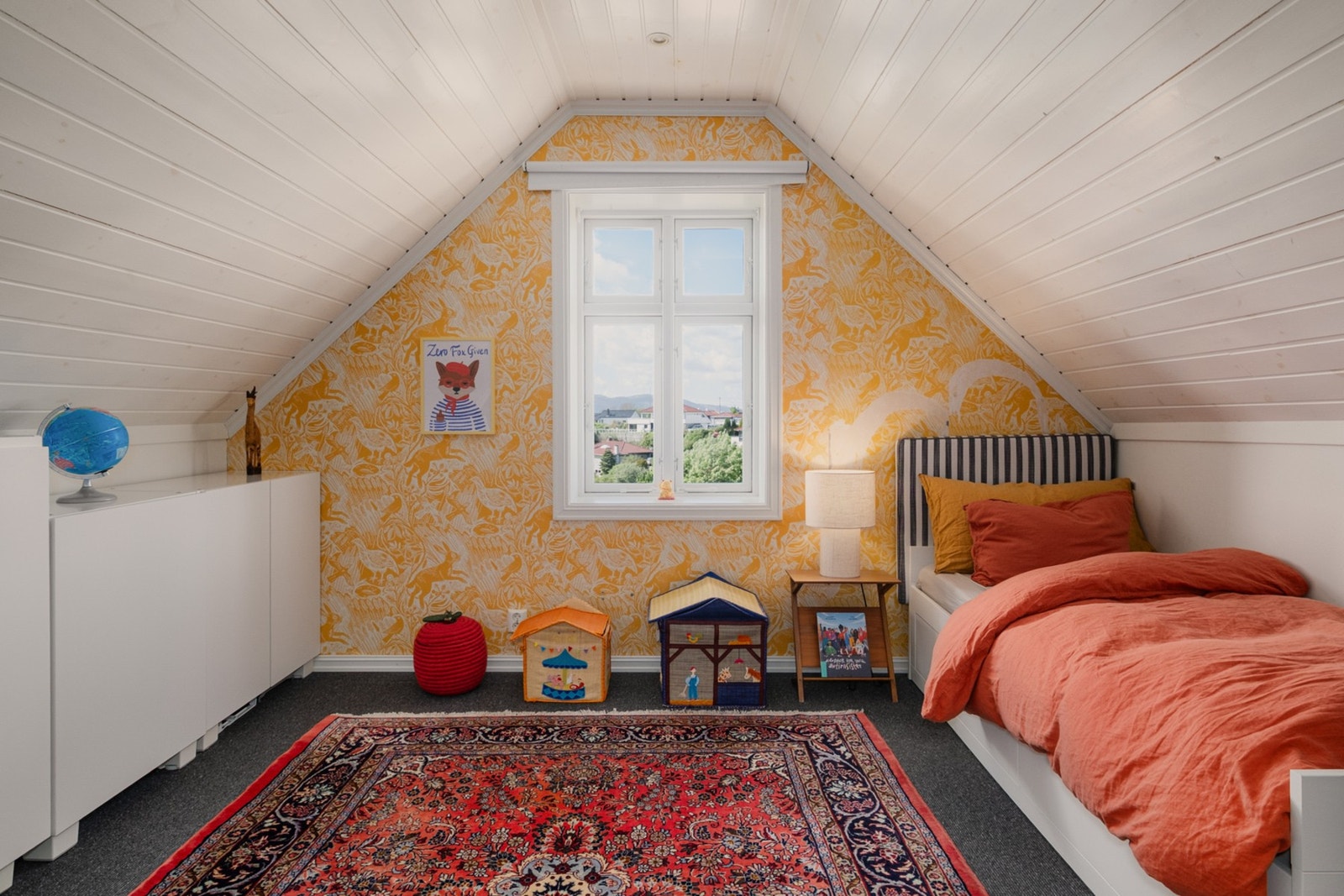 Soverommet i enden med god plass til seng, møbler og leker. Galleribilde