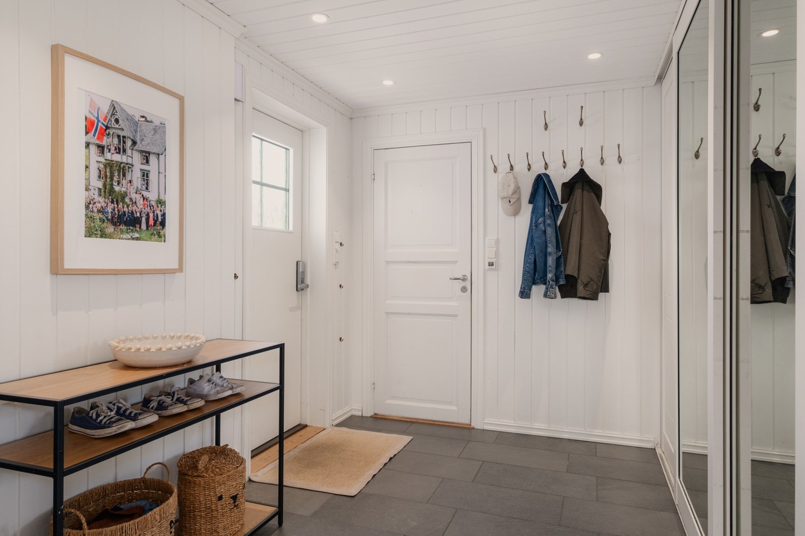 Velkommen inn. Lyse overflater, fliser (varmekabler) og integrert belysning. Galleribilde