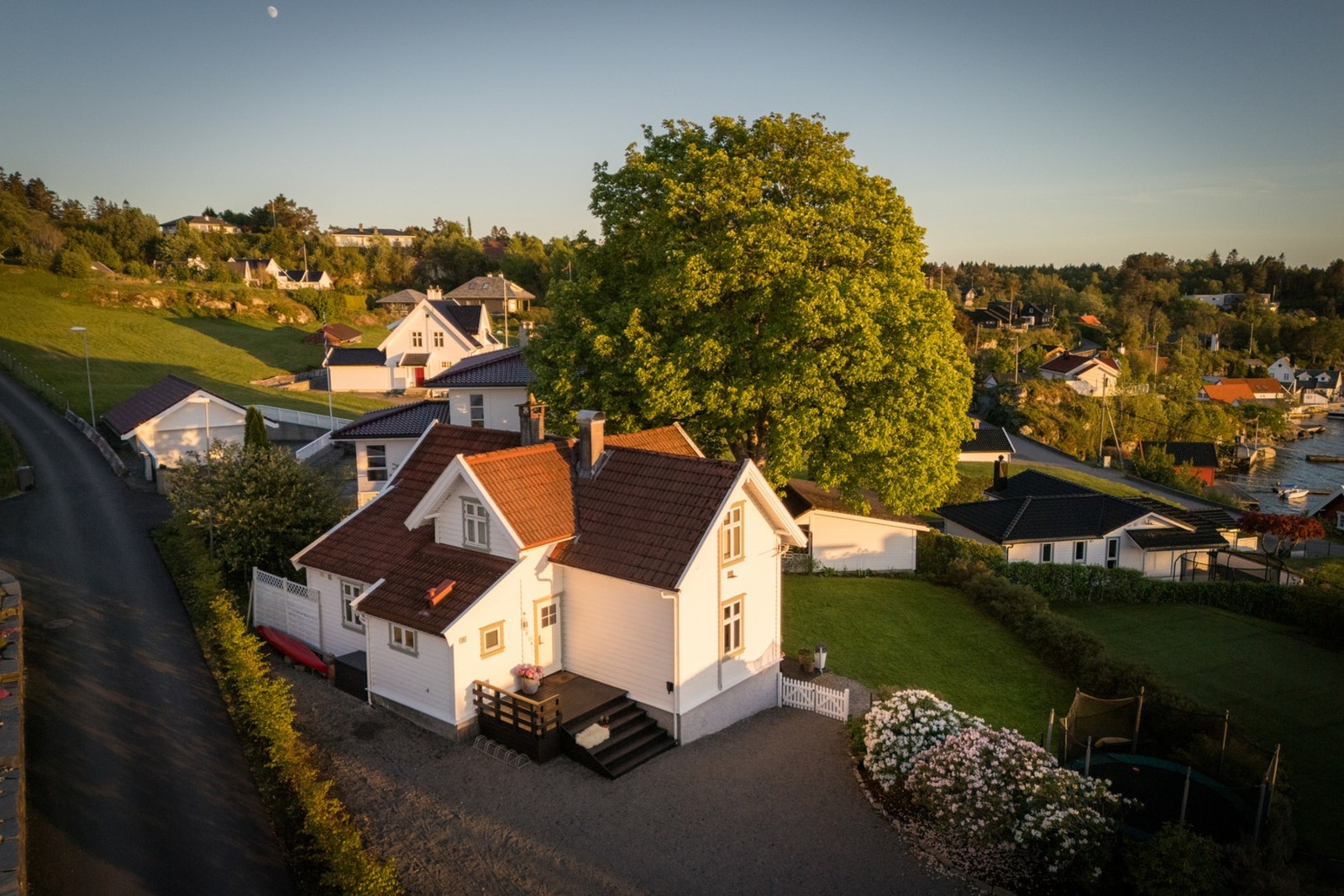 Eiendommen ligger flott til i den solrike skråningen opp mot Hjellestadvarden. Nærområdet preges av frittliggende eneboliger, velstelte hager og grønne omgivelser, med en sjarmerende gård og beitemarker som bidrar til områdets landlige karakter. Galleribilde