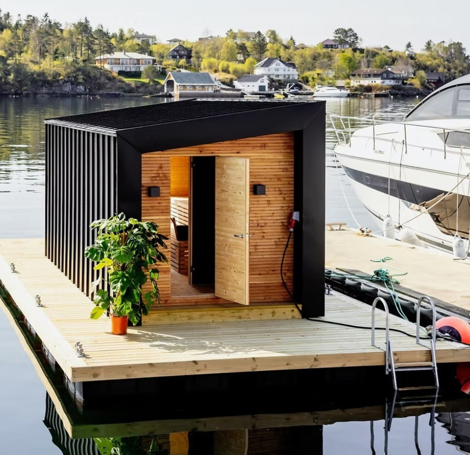 Sauna & Sjøbad med tilgang til garderobe. En populært tilbud på Hjellestad. Galleribilde