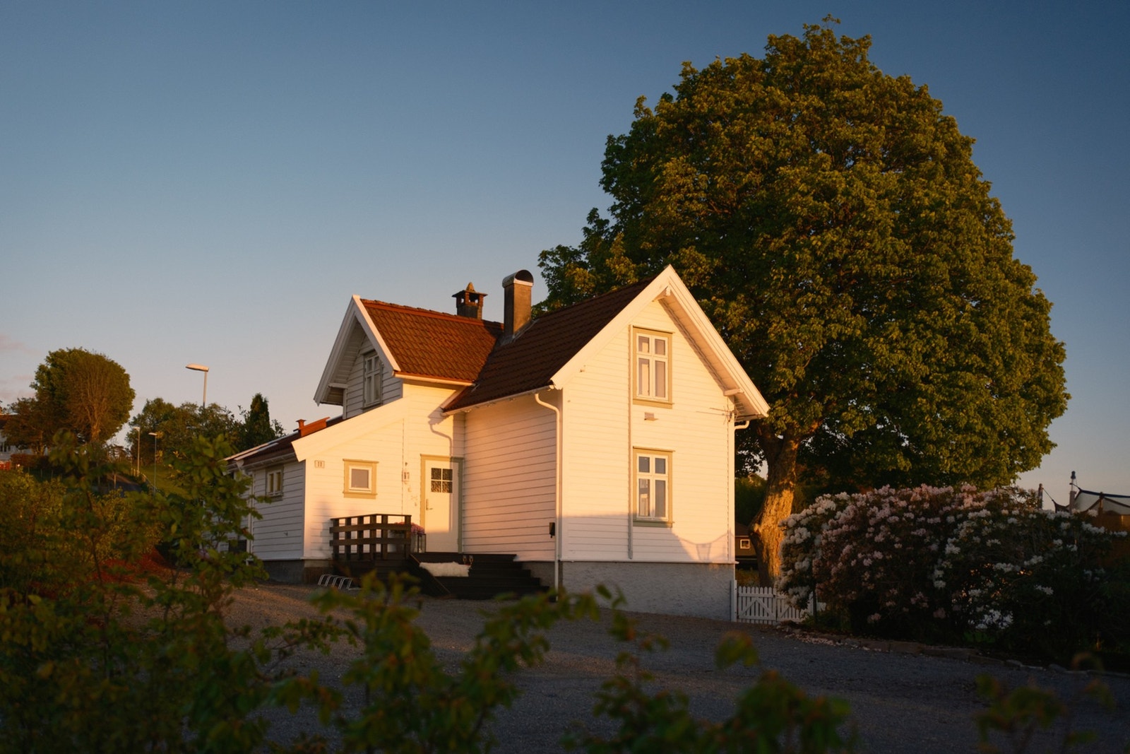 Det hvitehuset med lønnetreet i hagen er et velkjent hus i lokalmiljøet. Galleribilde