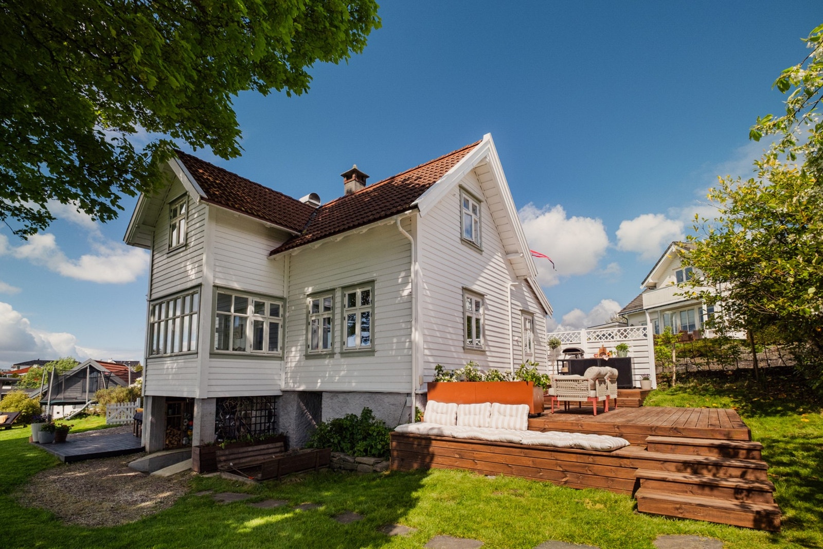 Boligen ligger fredelig til i et etablert og familievennlig boligområde med kort vei til sjø, skole og fritidsaktiviteter. Galleribilde