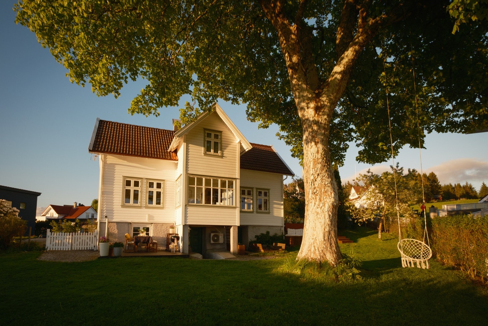 Her er det lett å se for seg sommerfester, hagelek og avslappende dager under trekronen. Galleribilde