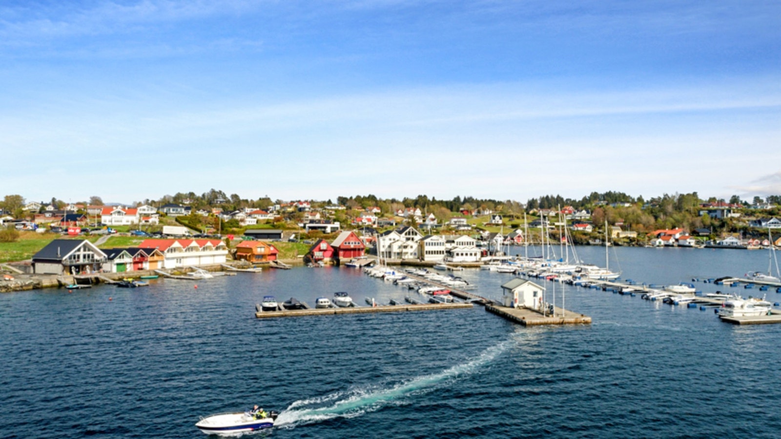 Få minutter til Hjellestad kai med butikk (søndagsåpen), marina, gjestebrygge, bunkringsmuligheter, café/restaurant, uteservering og seilforening. Galleribilde