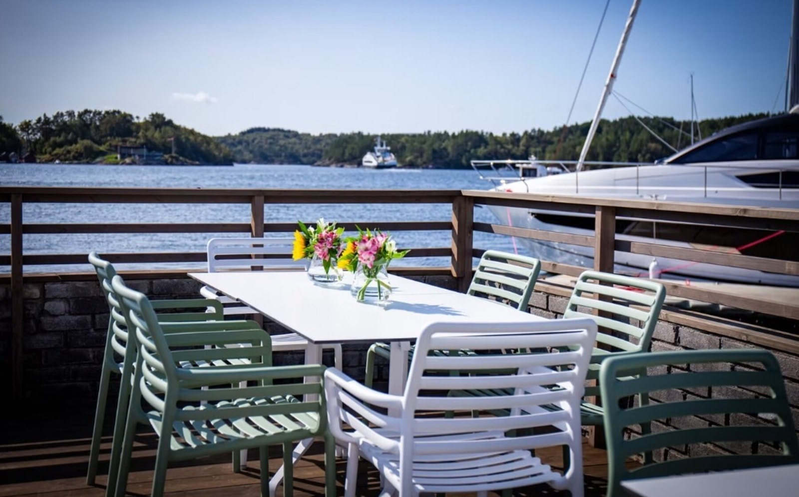 Restauranten HAVN på har uteservering og god mat. Her er det arrangementer, konserter, quizkvelder m.m. Galleribilde
