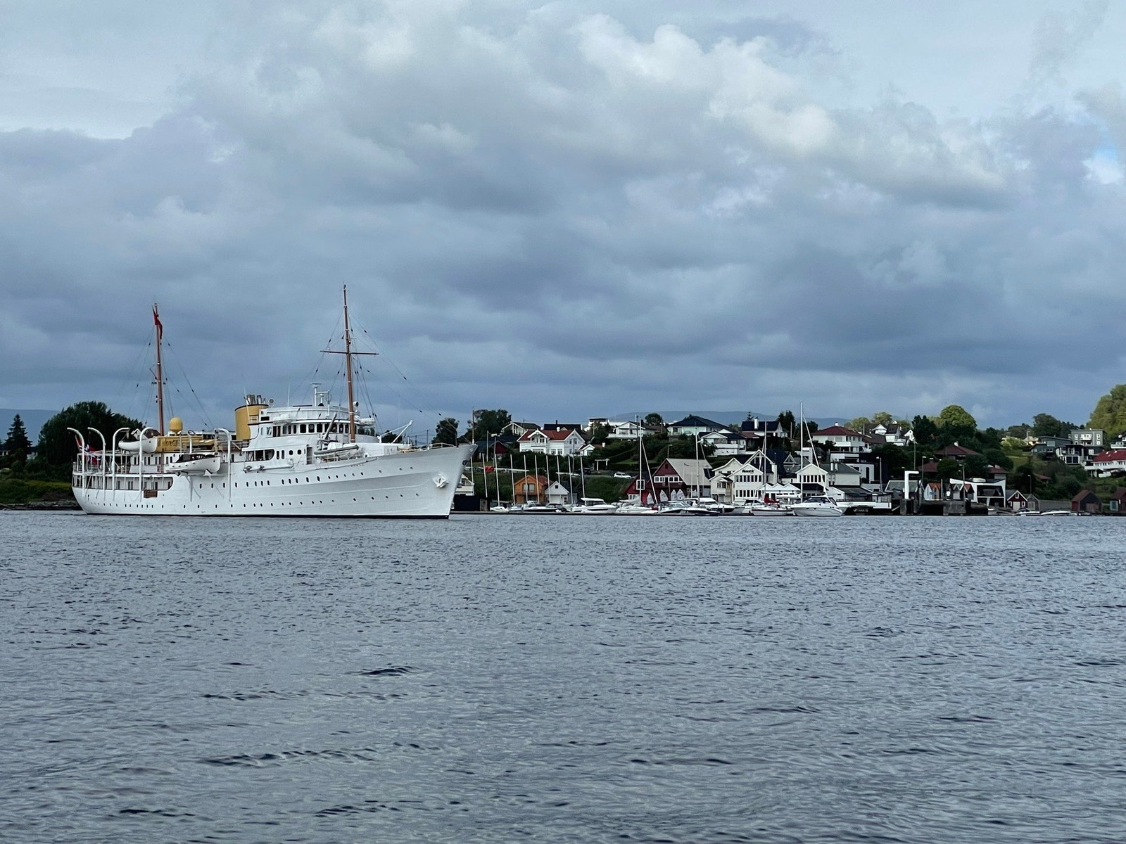 Kongeskipet Norge ligger flere ganger i året for anker utenfor Hjellestad kai. I denne anledning for å hente Hans Majestet Kongen og Hennes Majestet Dronningen. Galleribilde