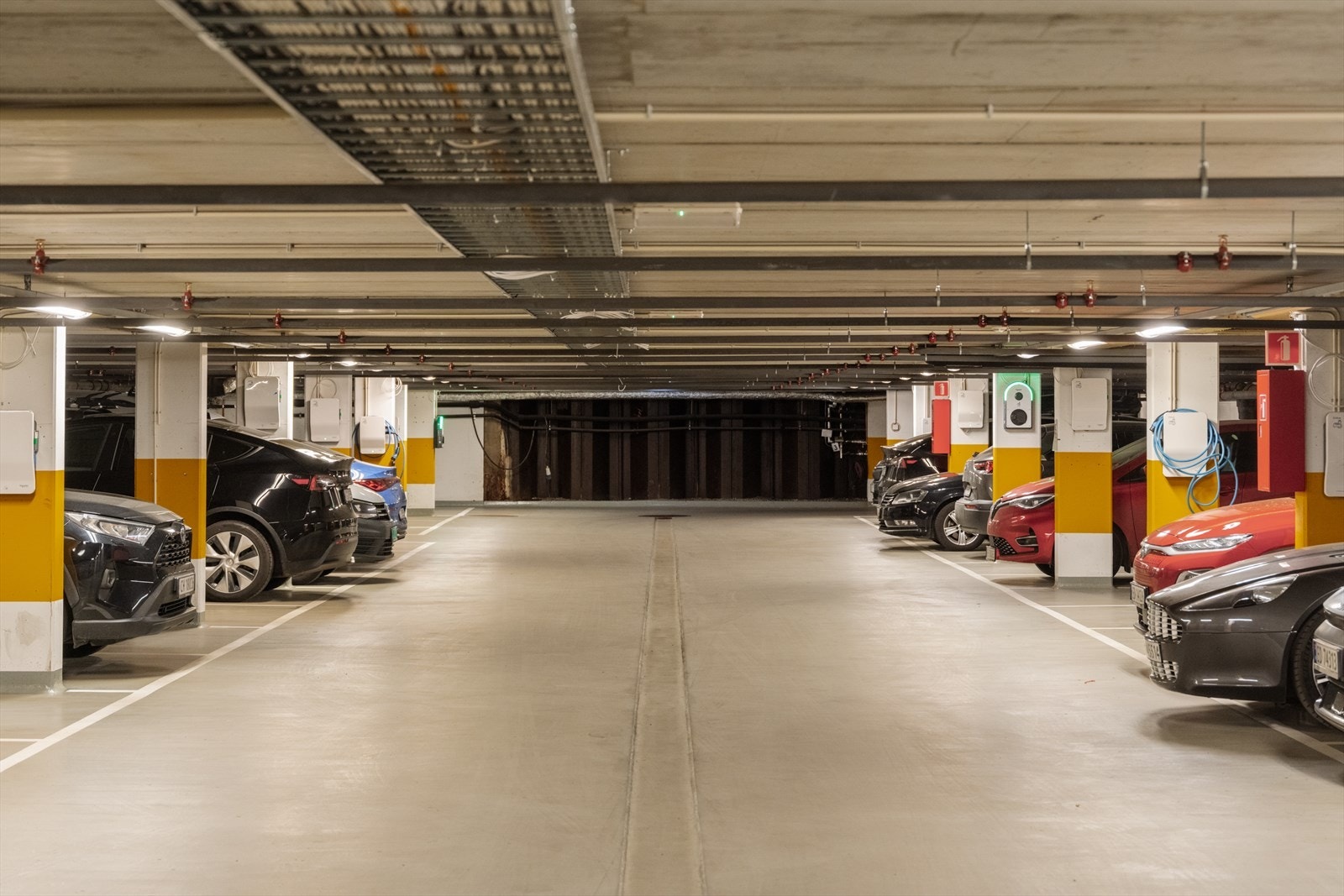 En ettertraktet kvalitet i området, egen garasjeplass med elbillader og heisadkomst til leiligheten. Galleribilde