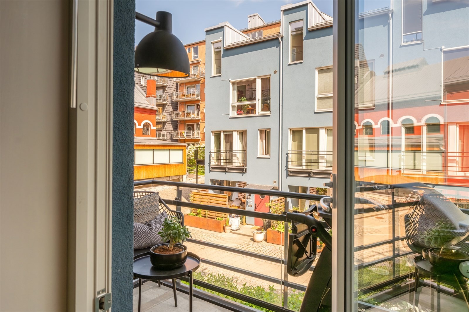 Fra oppholdsrommet er det direkte utgang til balkongen, som vender mot byggets skjermede indre gårdsrom og gir et hyggelig uterom i sommerhalvåret. Galleribilde