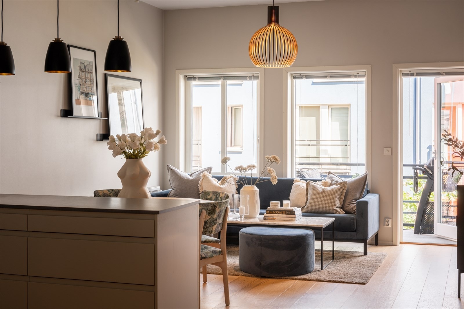 Gjennomført interiør med moderne materialvalg og god romfølelse. Galleribilde