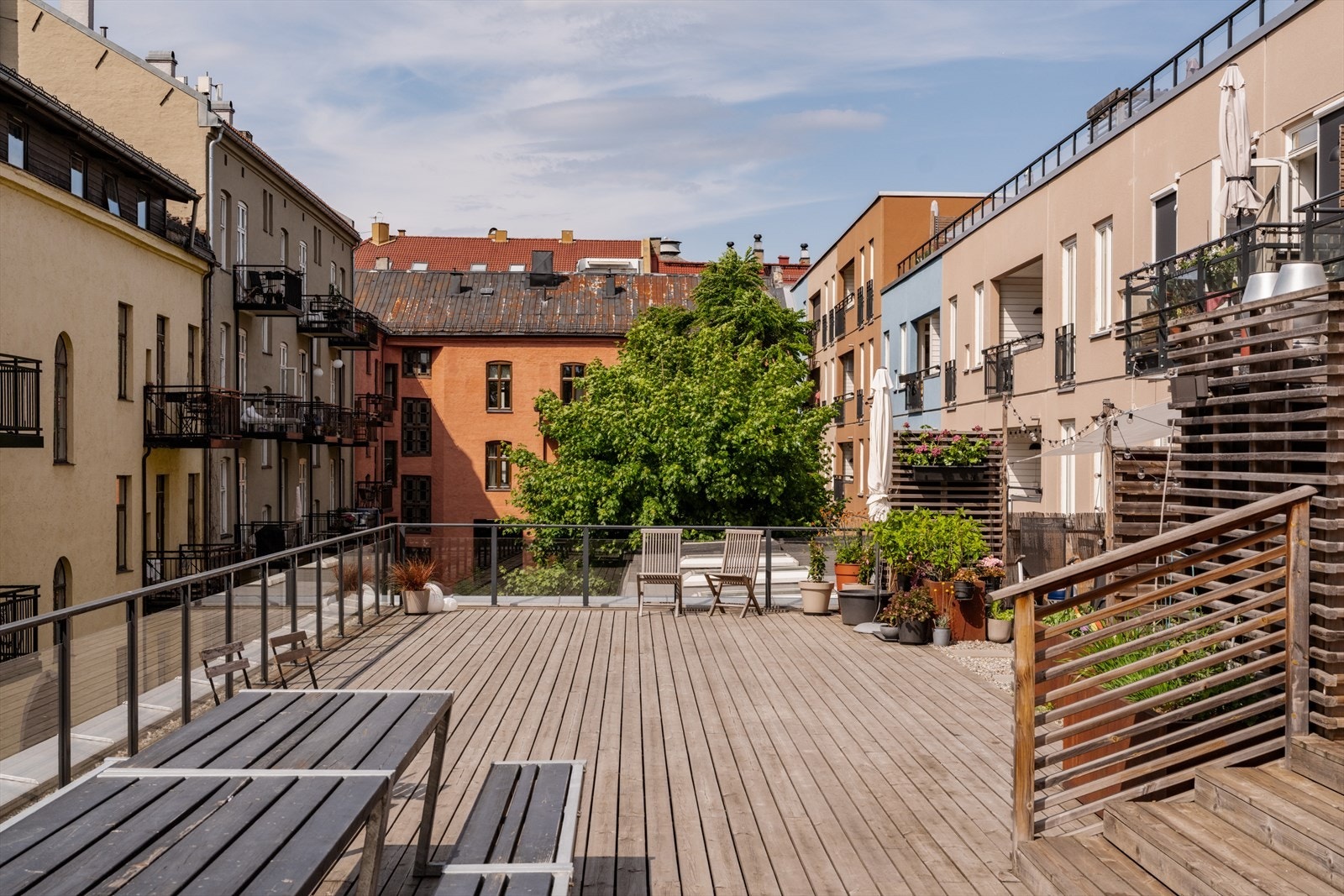 Den andre takterrassen ligger skjermet til omgitt av sjarmerende bygårder i ulike farger. Galleribilde