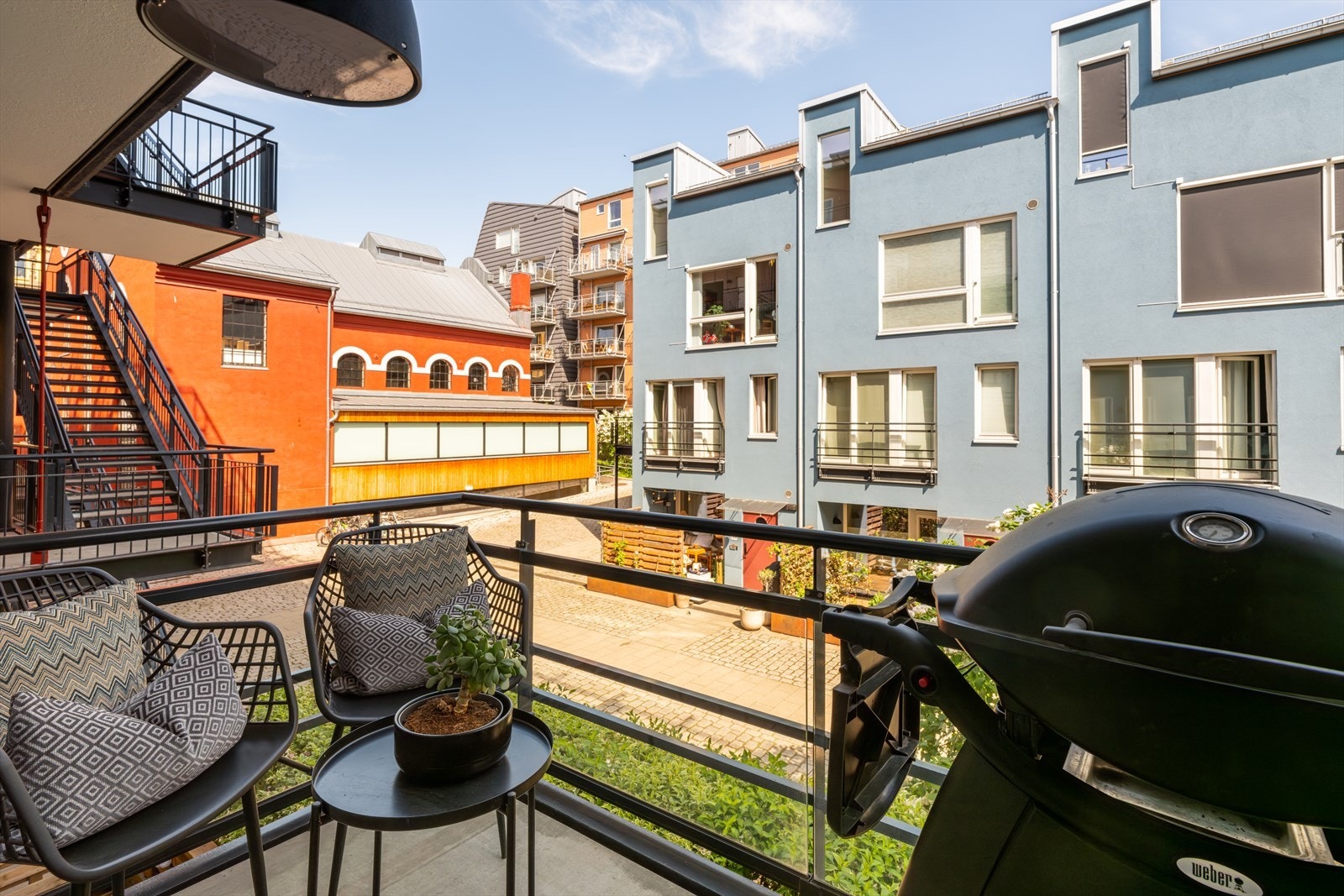 Balkongen har plass til både sittegruppe og grill, og vender mot hyggelige omgivelser. Galleribilde