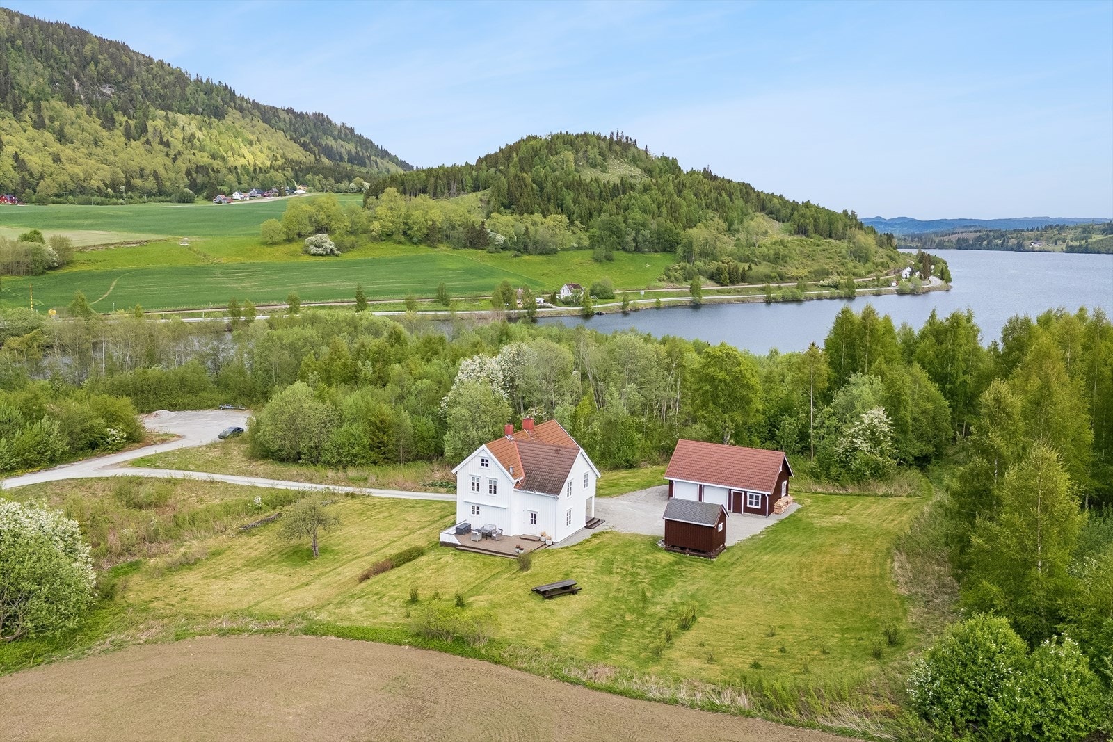 Skjermet beliggenhet med nesten 3 mål eiet tomt. Galleribilde