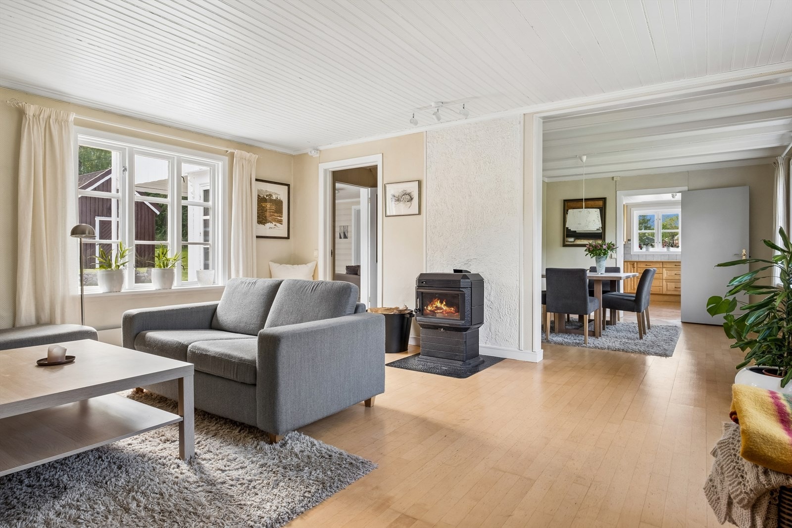 Indre del av stue. Vedfyring og gode møbleringsmuligheter. Galleribilde
