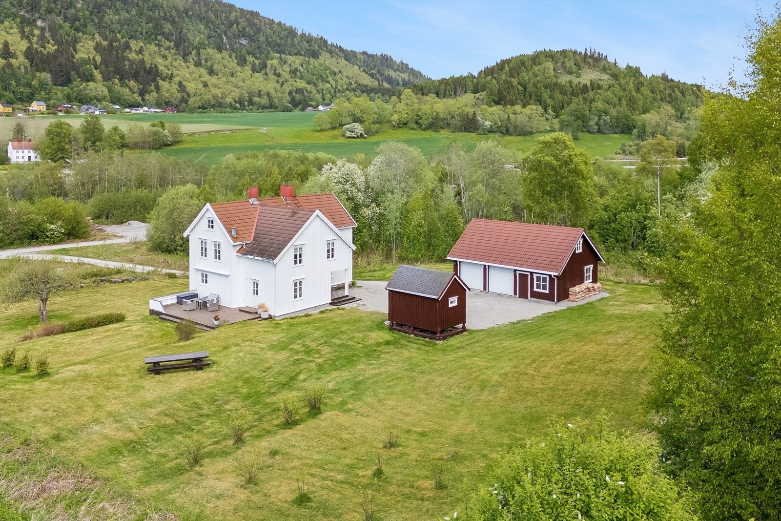 Tunet består av enebolig med bla. 4 soverom. Dbl. garasje med loft og hobbyrom. Badstue i stabburet. Galleribilde