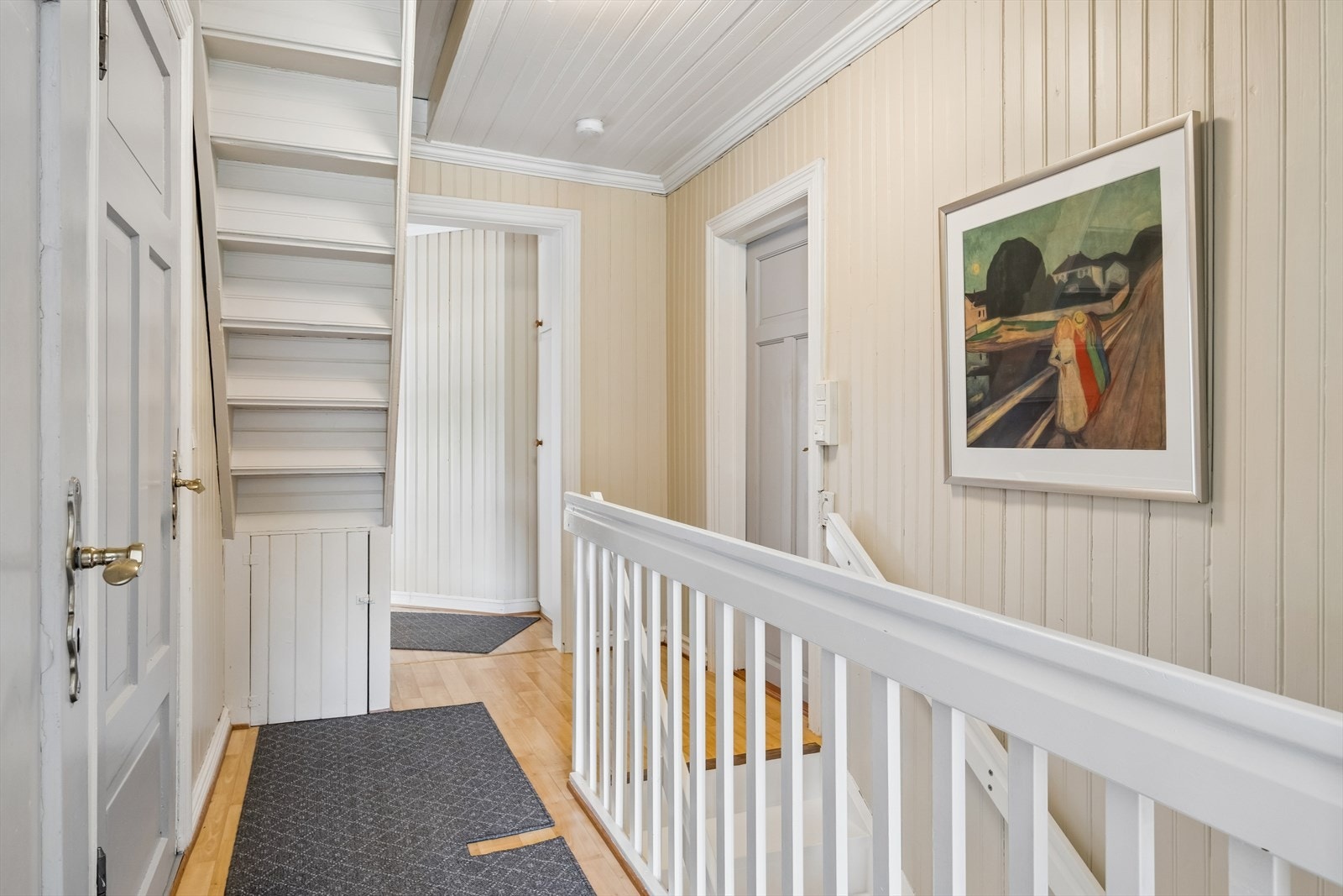 Gang i 2 etasje. Leder til 4 soverom, bad og loft. Galleribilde