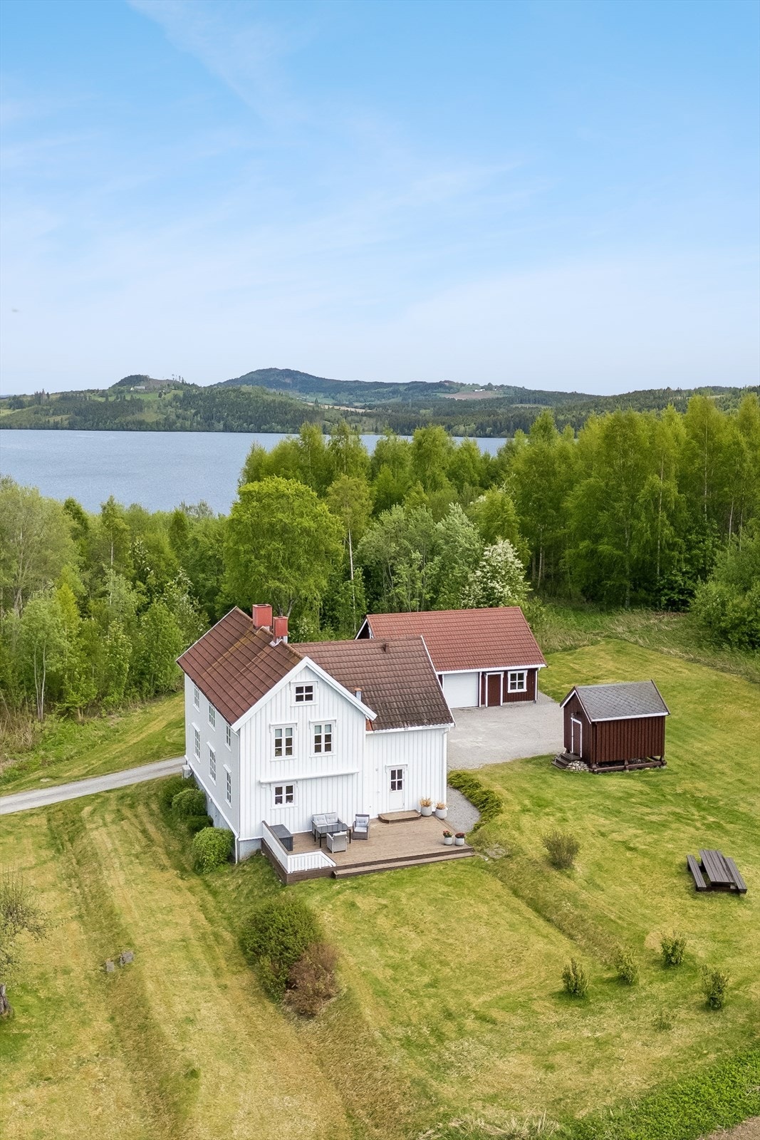 Reinsvatnet som nærmeste nabo. Galleribilde