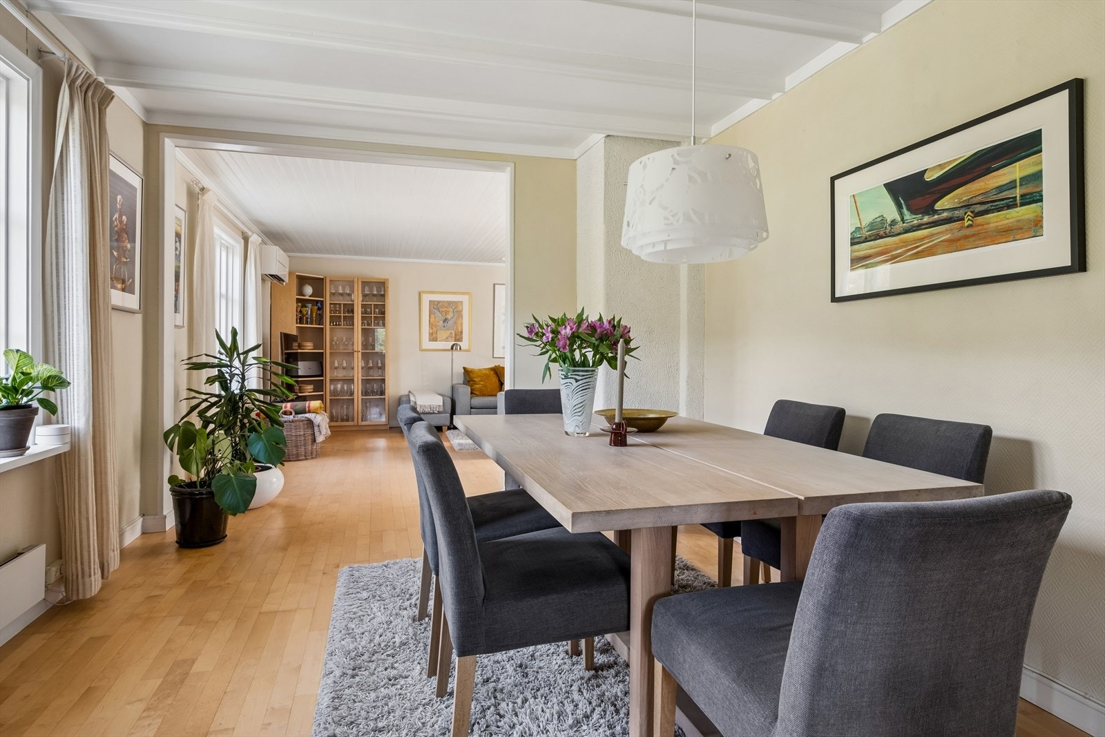 Spisestue som ligger like ved kjøkkenet. Denne delen og hovedstue utgjør ca. 36 kvm. Galleribilde